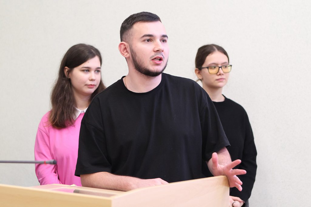 Я в вожатые пошёл